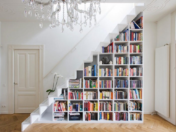 escalier-bibliotheque-blanc-design-minimal-epuree-idee-deco-moderne-rangements-sous-marches-livres