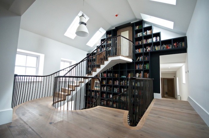 escalier-de-bibliotheque-design-etageres-livres-noir-laque-etageres-murales