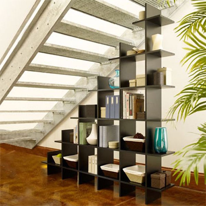 etagere-pour-escalier-sous-marches-rangement-bibliotheque-noir-laque