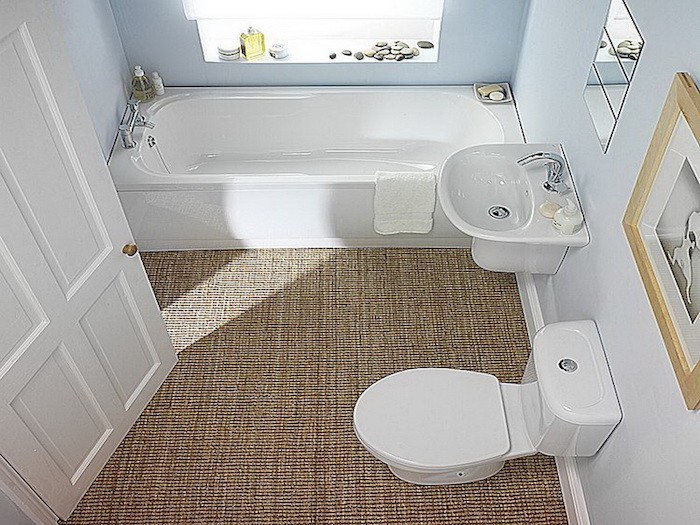exemple agencement de petite salle de bain avec baignoire wc