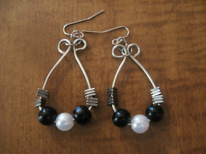 exemple-comment-fabriquer-des-boucles-d-oreilles-fantaisie-en-metal-et-perles-noires-et-blanches