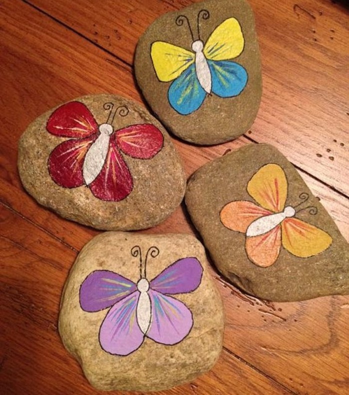 exemple-de-galets-peints-a-la-main-motifs-papillon-activite-manuelle-maternelle-DIY