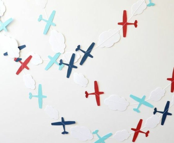exemple-de-guirlande-en-papier-inspire-du-theme-des-avions-decoration-anniversaire-garcon