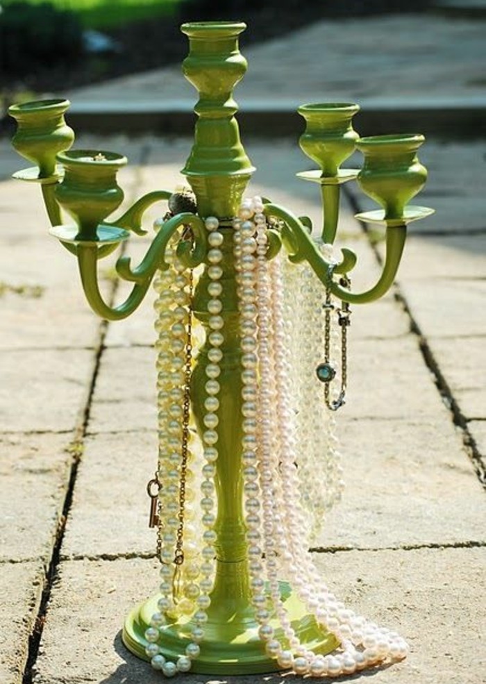 fabriquer-un-porte-bijoux-grande-chandelier-vert-colliers-de-perles-idee-de-rangement-collier