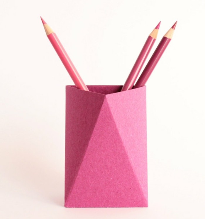 fabriquer-une-boite-en-carton-soi-meme-couleur-rose-idée-comment-faire-un-pot-à-crayons-diy