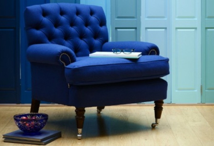 fauteuil-couleur-indigo-idee-comment-amenager-un-salon-en-bleu-parquet-clair-couleur-mur-bleu-cyan