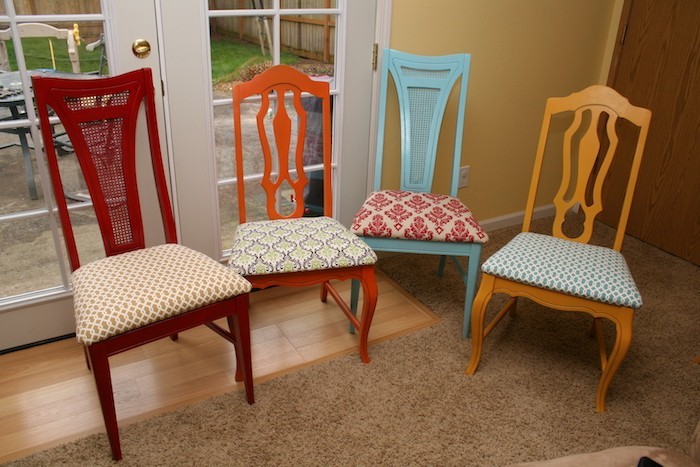 fauteuils personnalisés idee housse de chaise perso idee couture coussin siege decoration peinture