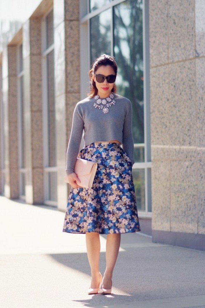femme-bien-habillée-comment-s-habiller-idée-chic-rétro-tenue-jupe-fleurie