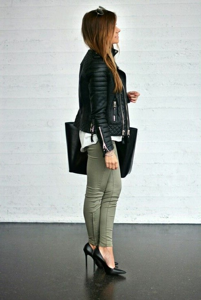 femme-bien-habillée-vision-chic-et-moderne-sac-a-main-chaussures-et-veste-en-noir