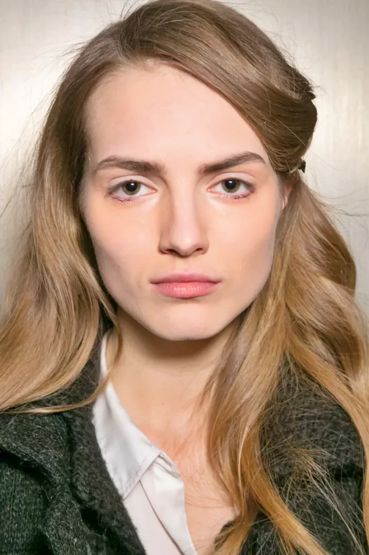 femme cheveux marron clair visage peau pale avec un ton rouge