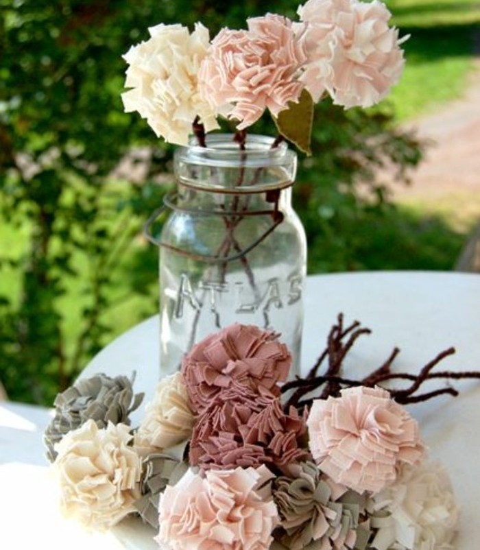 fleurs-de-tissu-exemple-de-centre-de-table-vase-rempli-de-fleurs-en-tissu-feutrine-a-fabriquer-soi-meme