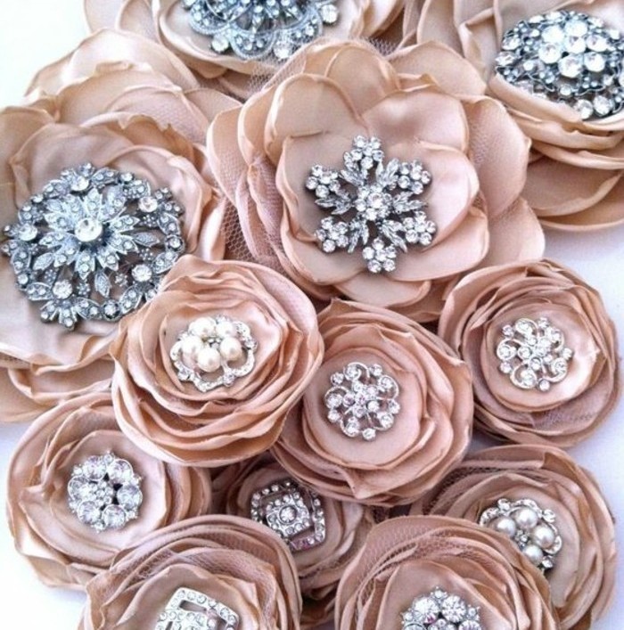 fleurs-en-tissu-avec-un-centre-bijou-decoration-esthetique-decor-mariage-ou-broche-costume