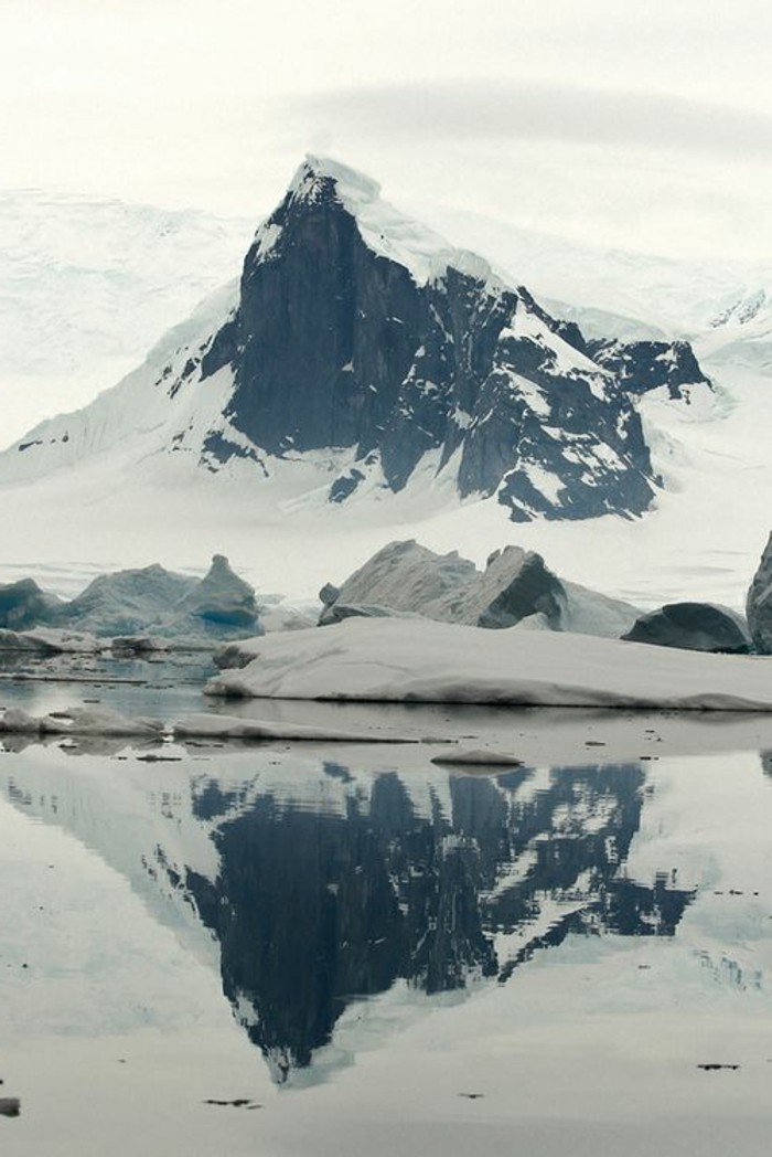 fonds-d-écran-hiver-la-nature-pure-avec-un-lac-et-iceberg