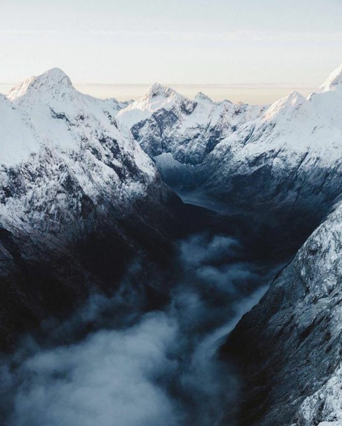fonds-d-écran-hiver-paysage-stupéfiant-brume-du-matin-neige-sur-les-sommets
