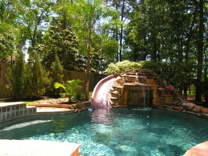fontaine-piscine-atmopshère-tropicale-avec-une-cascade-en-pierres
