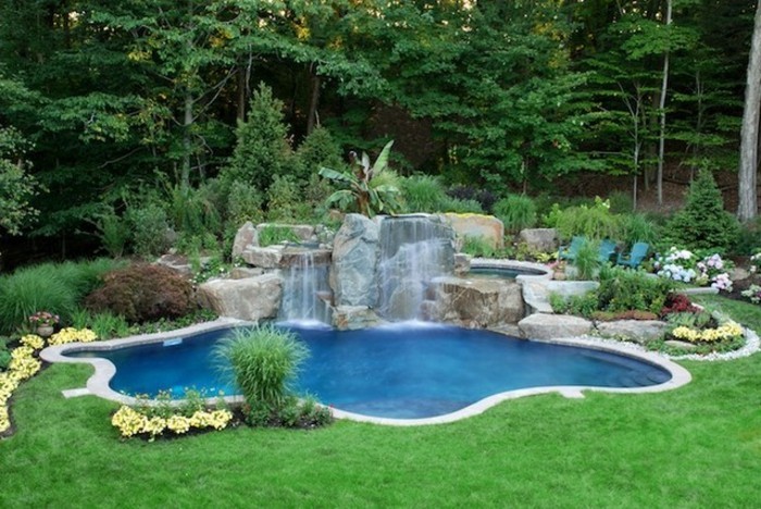 fontaine-piscine-coin-magique-dans-votre-jardin-avec-une-cascade-en-pierres