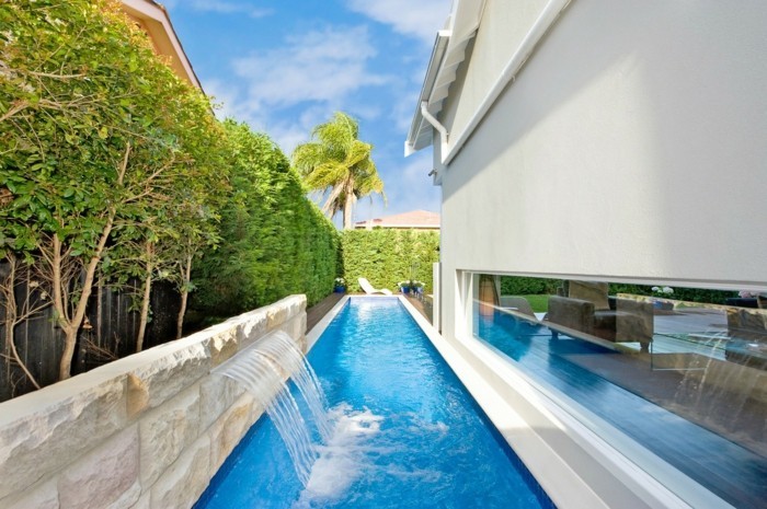 fontaine-piscine-façade-et-extérieur-moderne-en-blanc-et-bleu