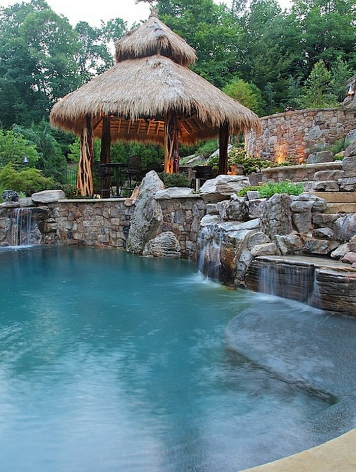 fontaine-piscine-inspiration-tropicale-en-pierre-atmopshère-exotique