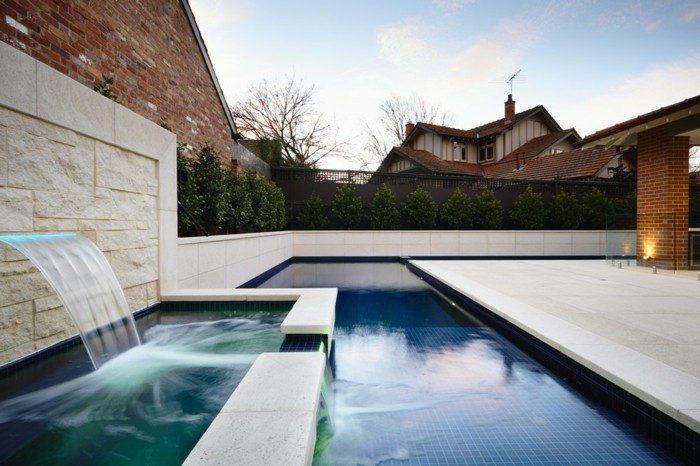 fontaine-piscine-lame-d'eau-exterieur-moderne-en-blanc-et-briques