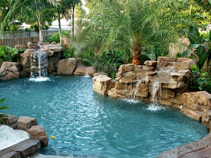fontaine-piscine-paradis-tropical-avec-des-plantes-exotiques-et-vertes