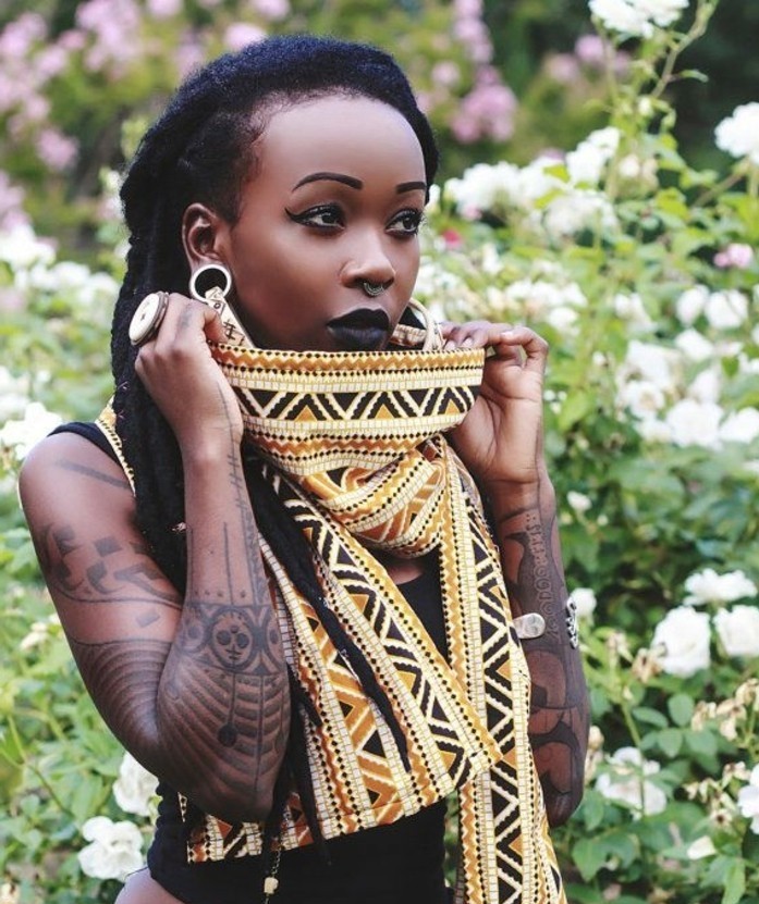 foulard-africain-en-couleurs-or-et-noir-décoration-en-motifs-triangulaires-boucles-d-oreilles