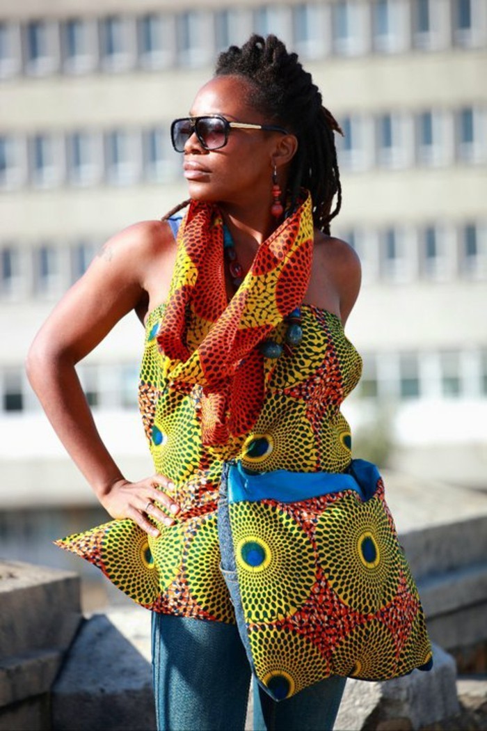 foulard-africain-en-décoration-naturelle-paon-couleurs-vives