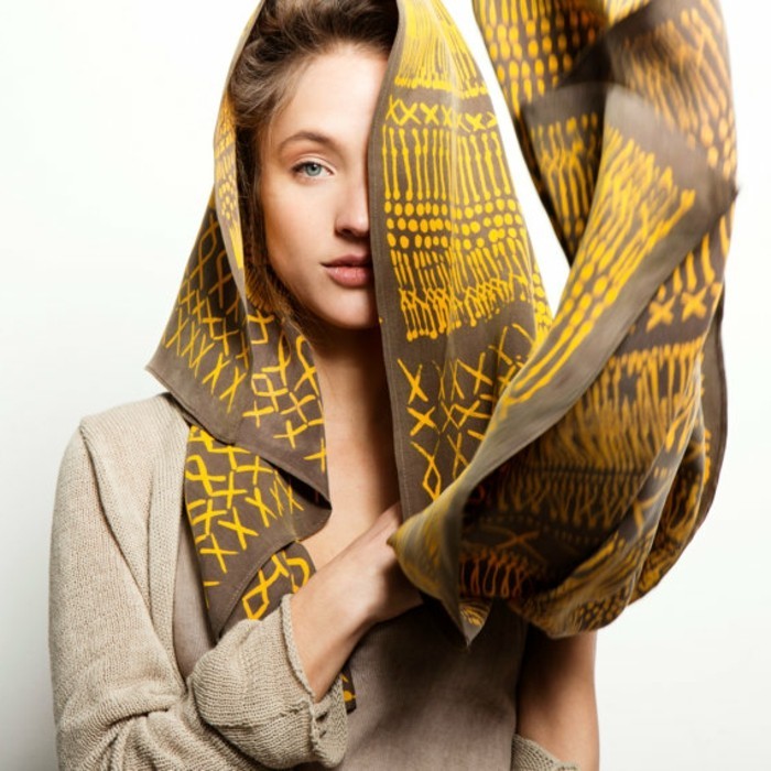 foulard-africain-en-jaune-et-marron-blouse-beige-cheveux-claires