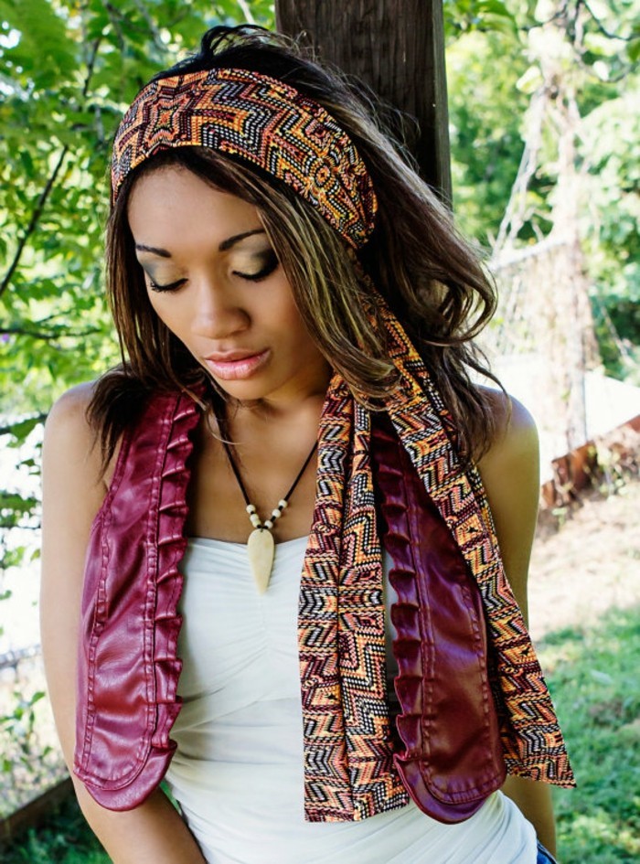 foulard-africain-multicolore-motifs-ethniques-orange-noir-bleu-cheveux-détachés