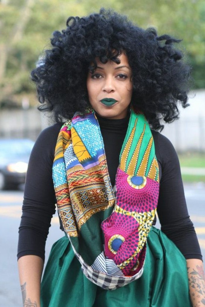 foulard-africain-vert-en-décoration-rose-jaune-bleu-formes-géométriques-cheveux-crépus