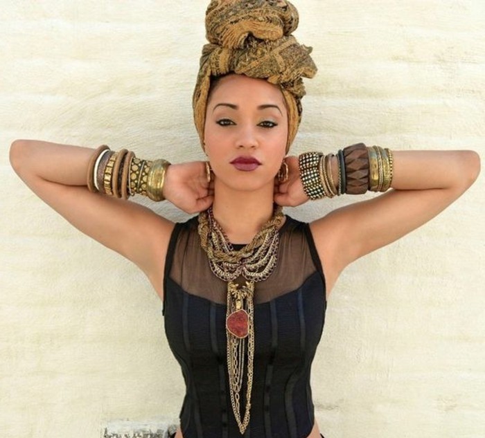 foulard-cheveux-en-couleurs-naturelles-décoration-noire-motifs-ethniques-collier-bracelets-dorés