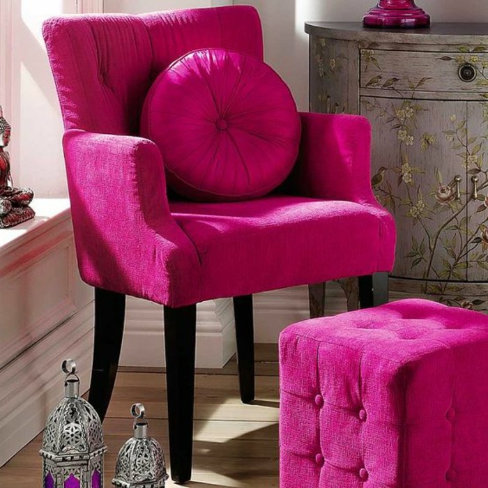 framboise-couleur-fauteuil-rose-tabouret-rose-capitonné