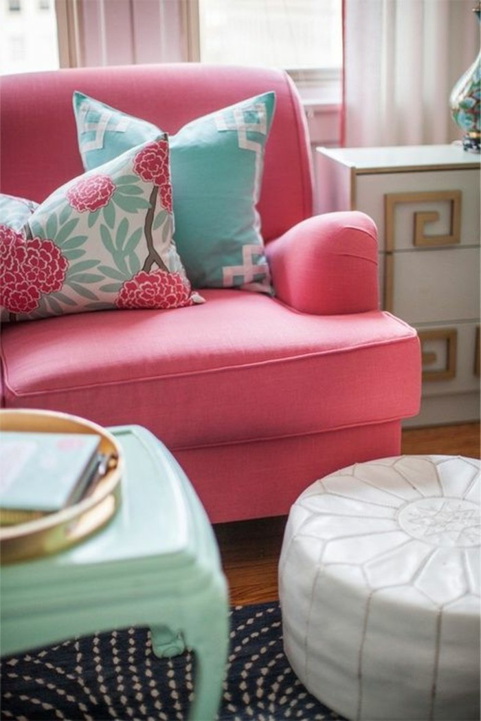 framboise-couleur-intérieur-rose-et-blanc-tabouret-table-blancs