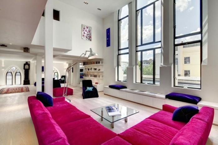 framboise-couleur-sofa-d'angle-grandes-fenêtres-salon-blanc