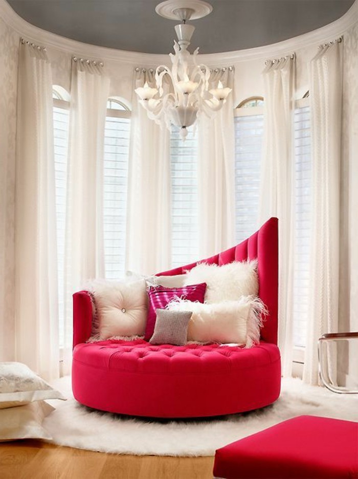 framboise-couleur-sofa-rond-extravagant-intérieur-en-rose-et-blanc