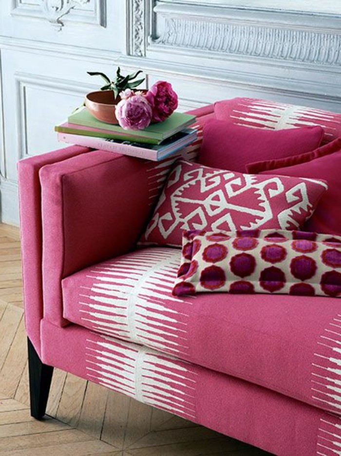 framboise-couleur-sofa-rose-coussins-à-ronds