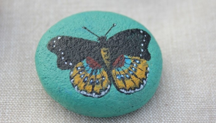 galet-peint-dessin-de-papillons-fait-a-la-main-exemple-d-activité-créative-adulte-DIY