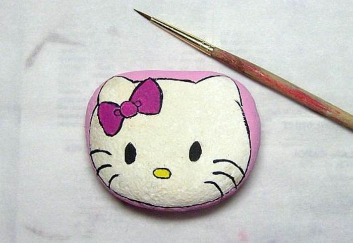 galet-peint-motif-hello-kitty-tete-de-chat-femelle-idee-d-activite-manuelle-maternelle