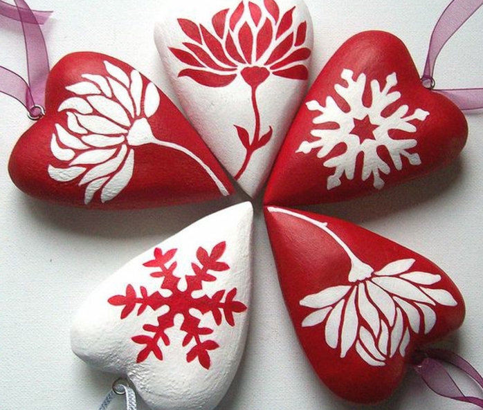 galets-décoratifs-en-forme-de-coeur-a-motifs-floraux-et-flacons-de-neige-transformés-en-pendentifs