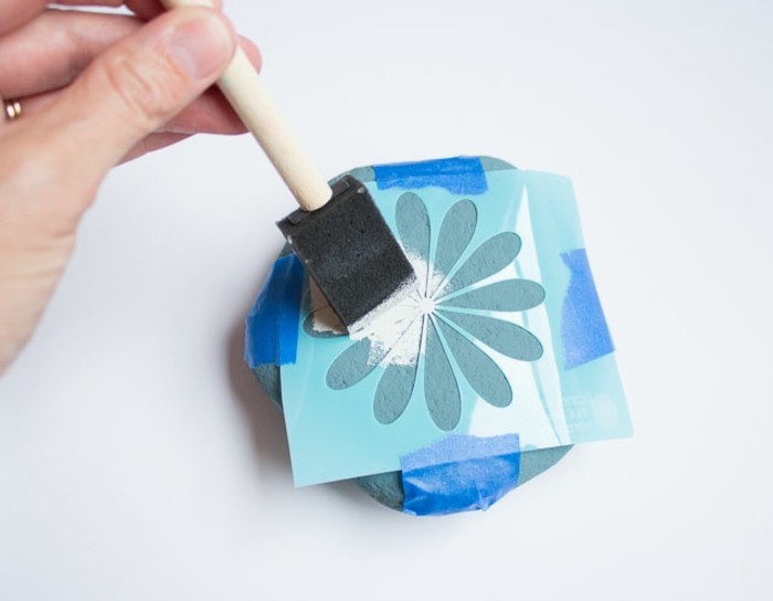 galets-décorés-à-la-peinture-motif-fleur-créé-a-l-aide-de-pochoir-idee-comment-peindre-des-galets-soi-meme