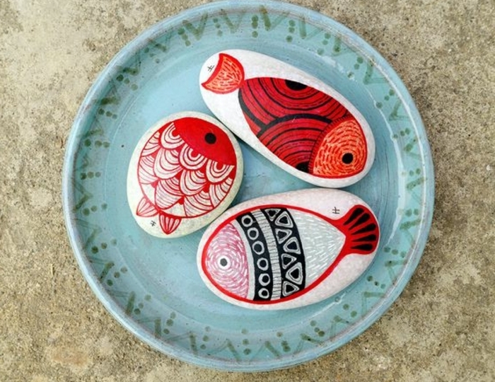 galets-peints-poissons-rouges-dessinés-sur-la-surface-des-galets-idee-d-activité-créative-et-de-déco