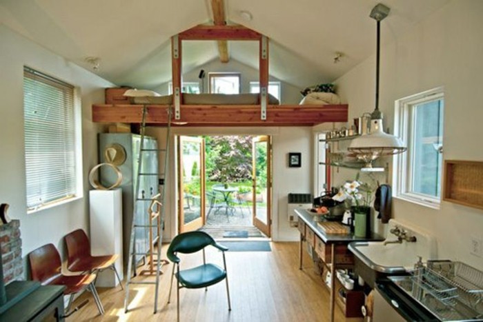 garage-amenage-lit-au-deuxieme-niveau-escalier-petite-cuisine-fenetres-pour-plus-de-lumiere-naturelle