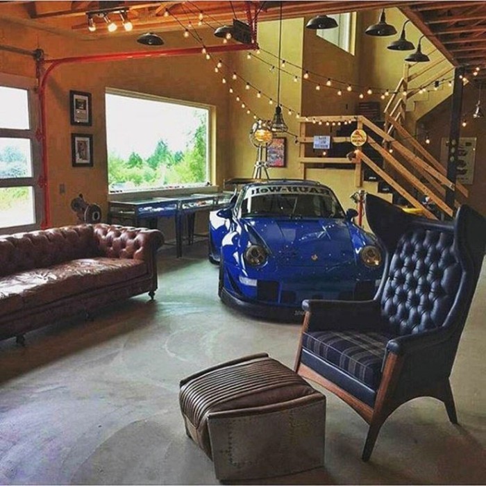 garage-amenage-pour-les-fans-de-vehicules-fauteuil-en-cuir-bleu