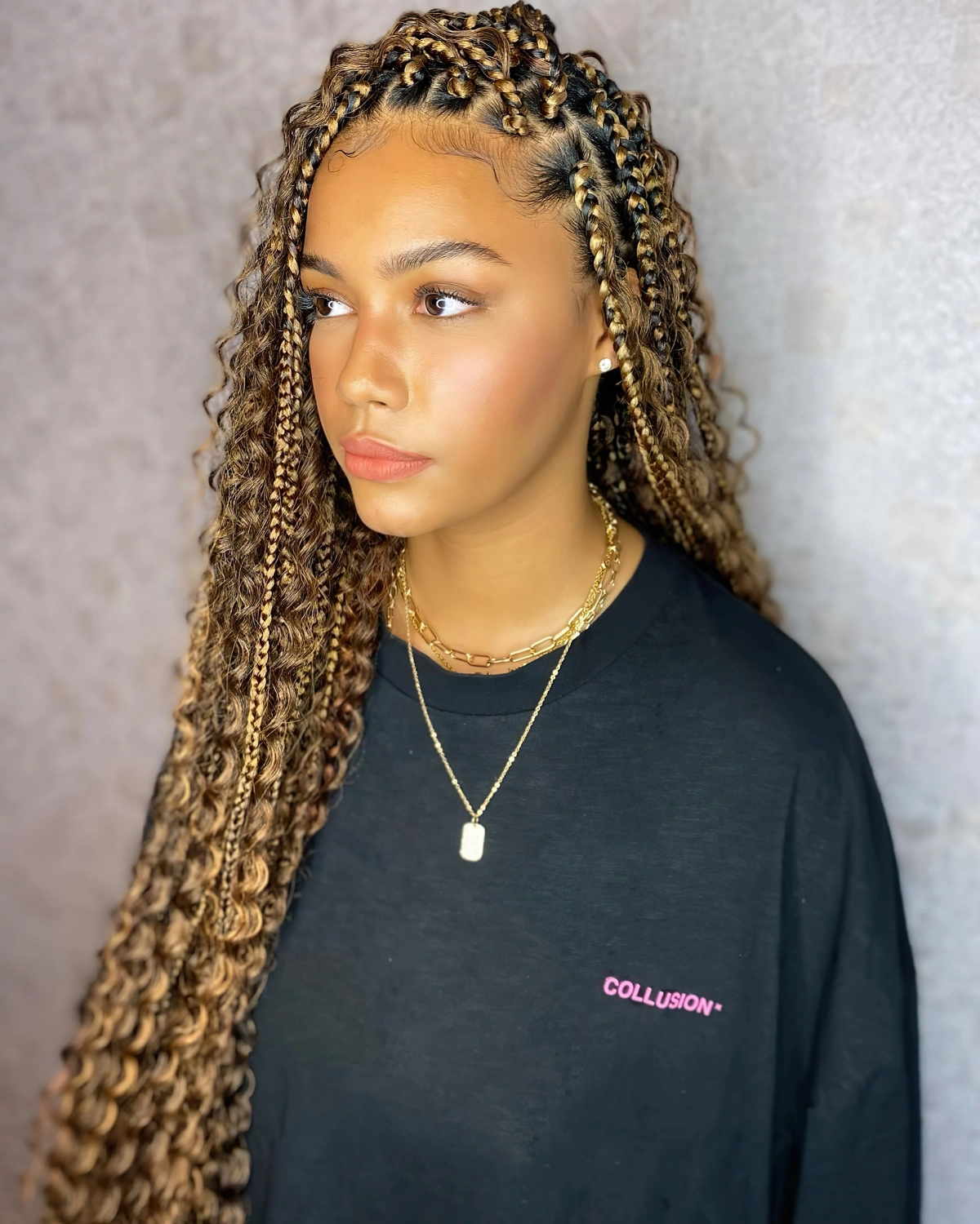 goddess braids cheveux tres longs meches collier sweatshirt noir