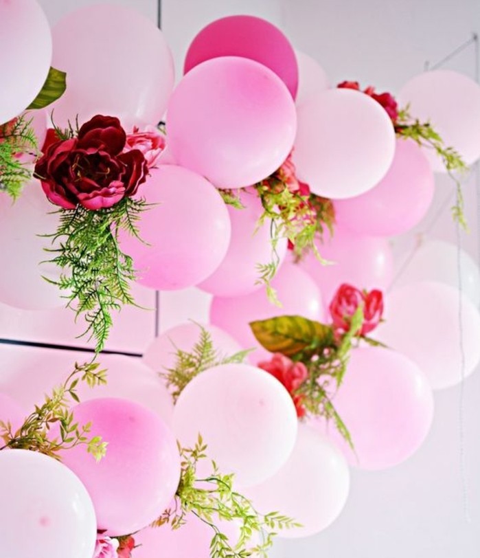 guirlande-diy-de-ballons-rose-et-de-fleurs-rose-et-rouges-idee-pour-fabriquer-une-guirlande-anniversaire-naturelle
