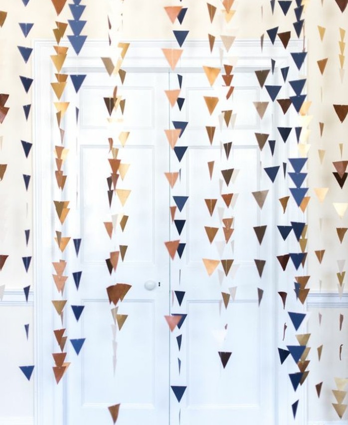 guirlande-fanion-papier-petits-triangles-multicolores-suspendus-du-plafond-idee-diy