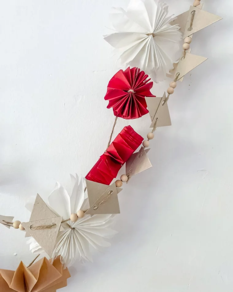 guirlande noel papier blanc rouge etoiles pliage perles bois