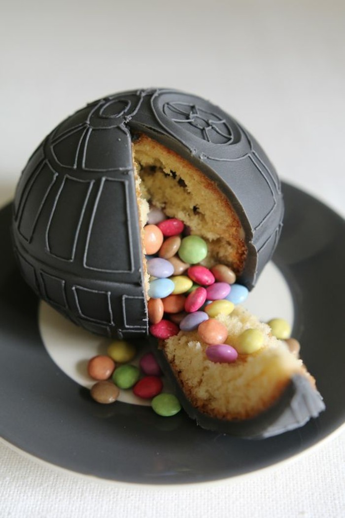 gâteau-pinata-star-wars-idée-insolite-pour-un-anniversaire-à-thème