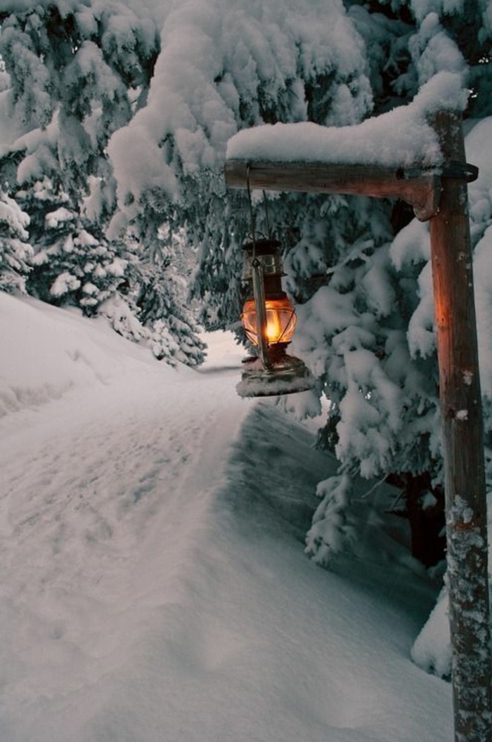hauteur-neige-lanterne-à-gaz-allumée-sentier-dans-la-montagne-enneigée
