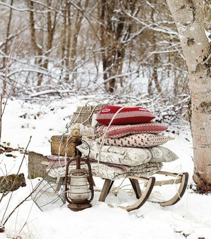 hauteur-neige-trâineau-avec-des-housses-et-couvertures-coffre-en-bois-lanterne