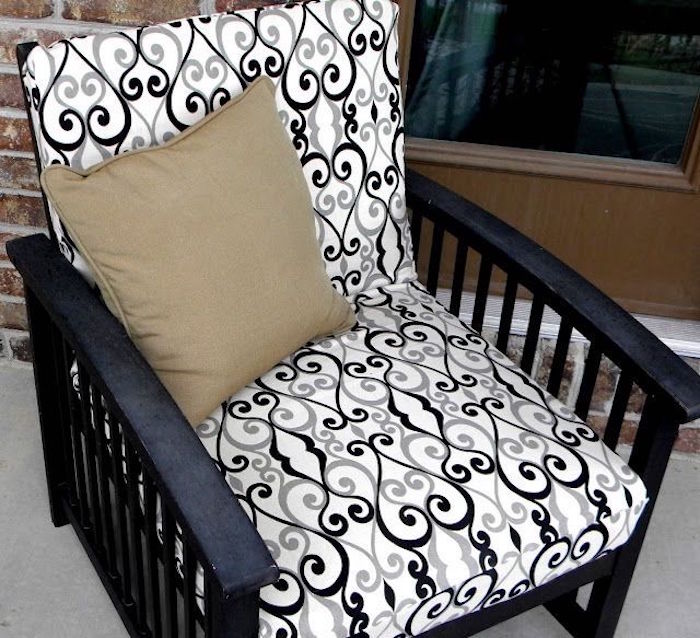 housse de coussin de fauteuil noir blanc idee personnaliser siege chaise en bois
